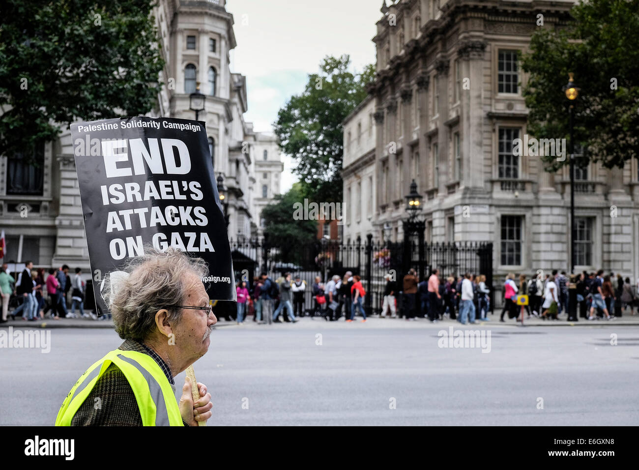 London, UK. 23. August 2014. Eine pro-palästinensische Demonstranten zeigt außen Downing Street gegen Waffenlieferungen an Israel.  Bildnachweis: Gordon Scammell/Alamy Live-Nachrichten Stockfoto