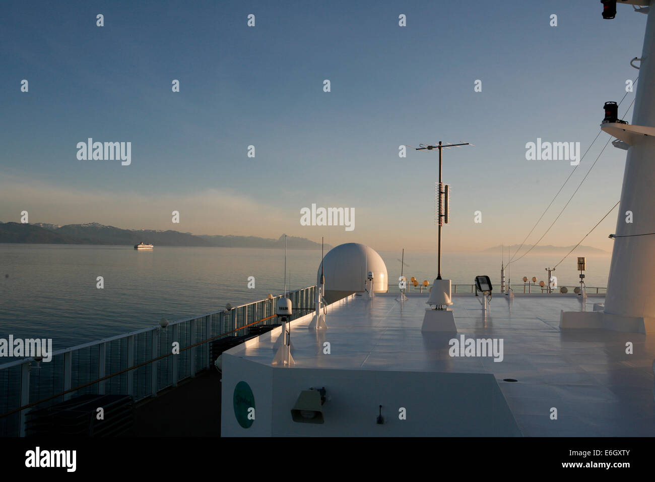 Die Norwegian Pearl und Celebrity Mercury, links, Kreuzfahrt Inside Passage von Seattle nach Alaska. Die Perle gehört zur th Stockfoto