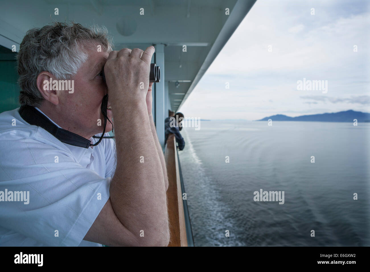 George Twarski Blicke genießt den Anblick der Inside Passage von seinem Balkon an Bord der Norwegian Pearl, einem Kreuzfahrtschiff Stockfoto