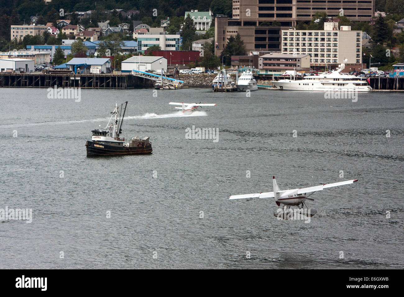 Amphibische Flugzeuge landen am Hafen in Juneau, Alaska. Stockfoto