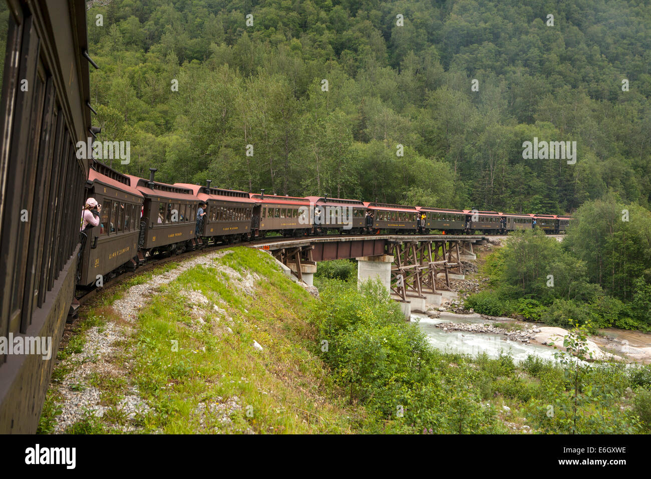 Die White Pass und der Yukon Route Schmalspureisenbahn, Bestandteil der Gegend Bergbauvergangenheit, ist jetzt in Betrieb rein für den Touristen Stockfoto
