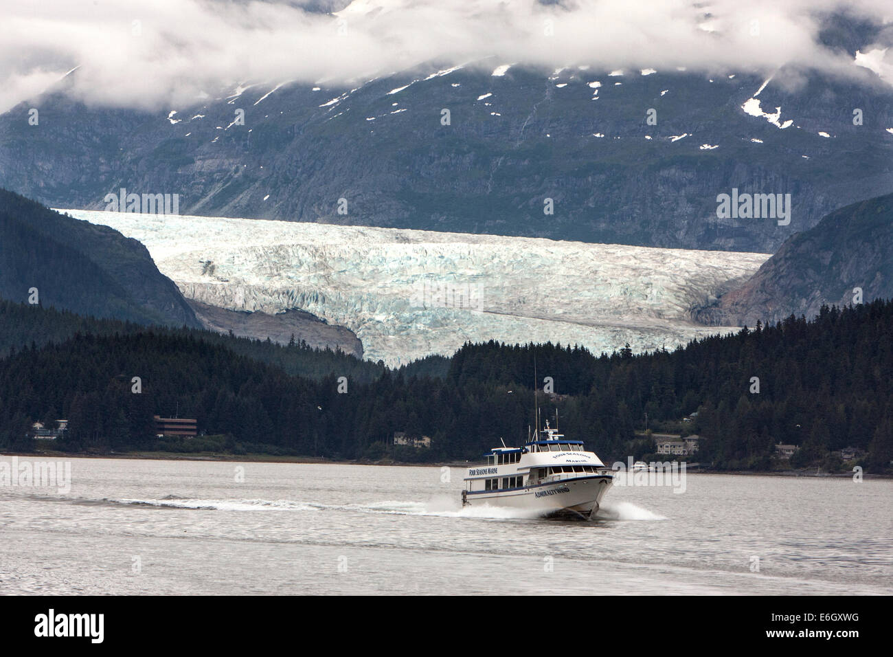Whale watching Boot verlässt Auke Bay, Alaska mit dem Mendenhall-Gletscher im Hintergrund. Stockfoto