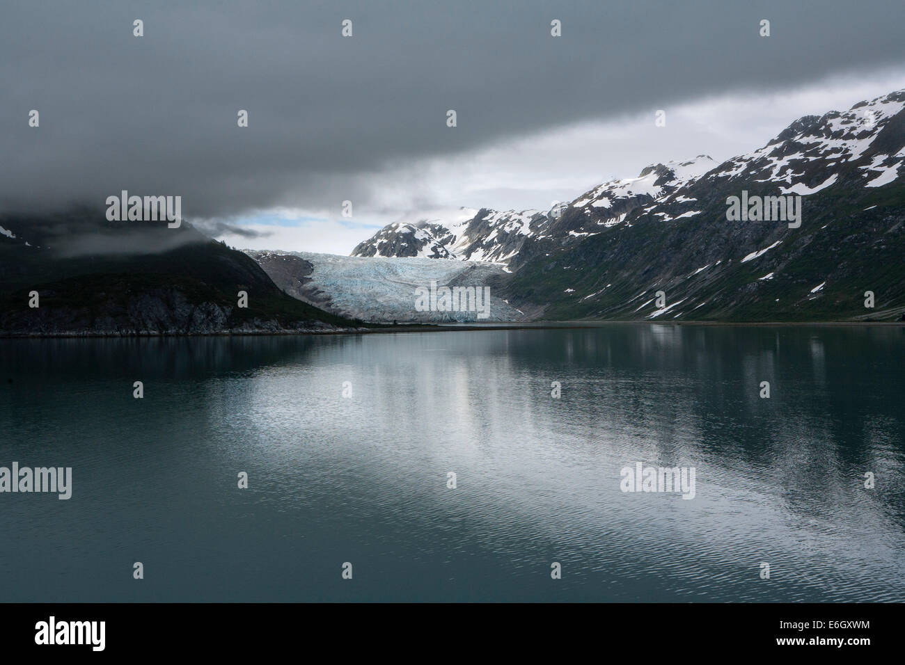 Gletscher im Glacier Bay National Park, gesehen von der Norwegian Pearl, einem Kreuzfahrtschiff der Norwegian Cruise Line. Stockfoto