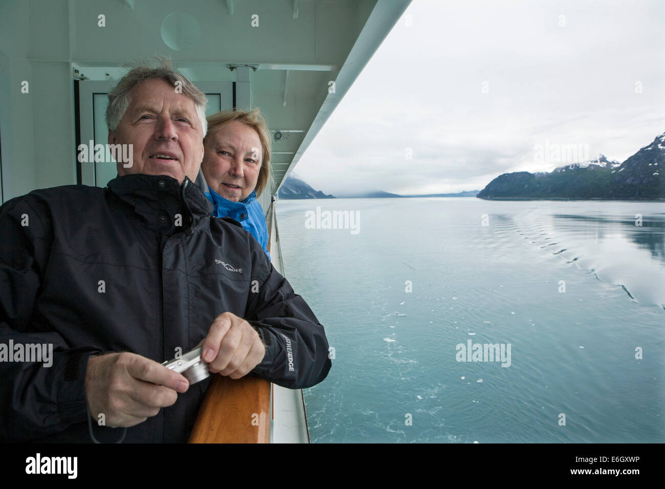 Georg und Claudia Twarski genießen die Gletscher von seinem Balkon an Bord der Norwegian Pearl, einem Kreuzfahrtschiff der Norwegian Stockfoto