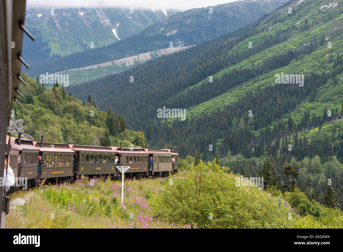 Die White Pass und der Yukon Route Schmalspureisenbahn, Bestandteil der Gegend Bergbauvergangenheit, ist jetzt in Betrieb rein für den Touristen Stockfoto