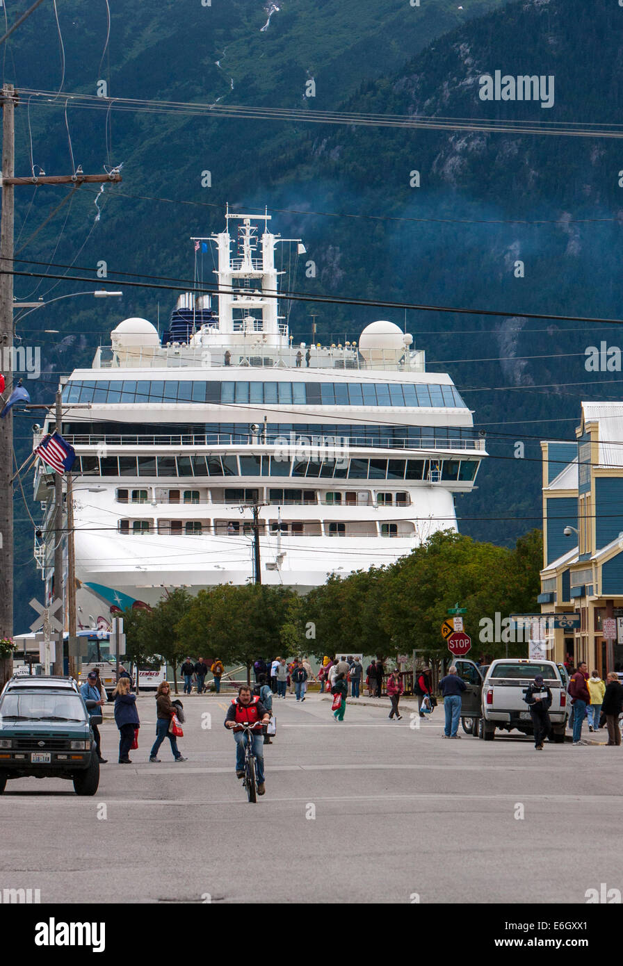 Die Norwegian Pearl angedockt in Skagway, Alaska hat eine Bevölkerung von unter 1000, jedoch die Bevölkerung verdoppelt in der summe Stockfoto