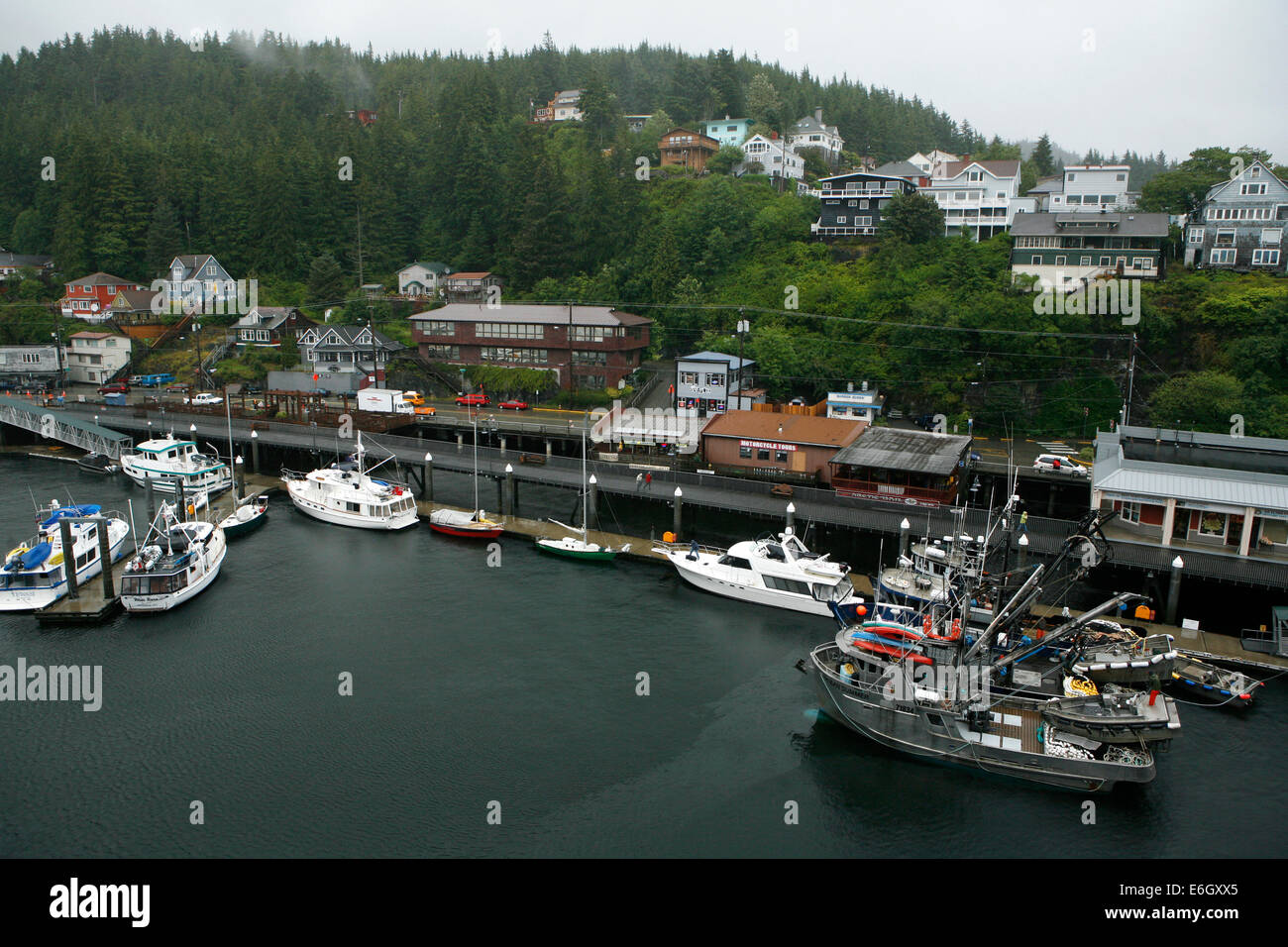 Ketchikan ist eine der Stationen auf der Alaska-Kreuzfahrt für die Norwegian Pearl. Kreuzfahrttourismus Schiff fährt einen Großteil der loca Stockfoto
