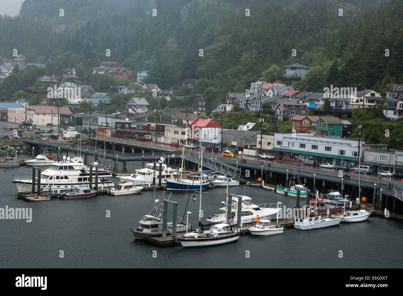 Ketchikan ist eine der Stationen auf der Alaska-Kreuzfahrt für die Norwegian Pearl. Kreuzfahrttourismus Schiff fährt einen Großteil der loca Stockfoto
