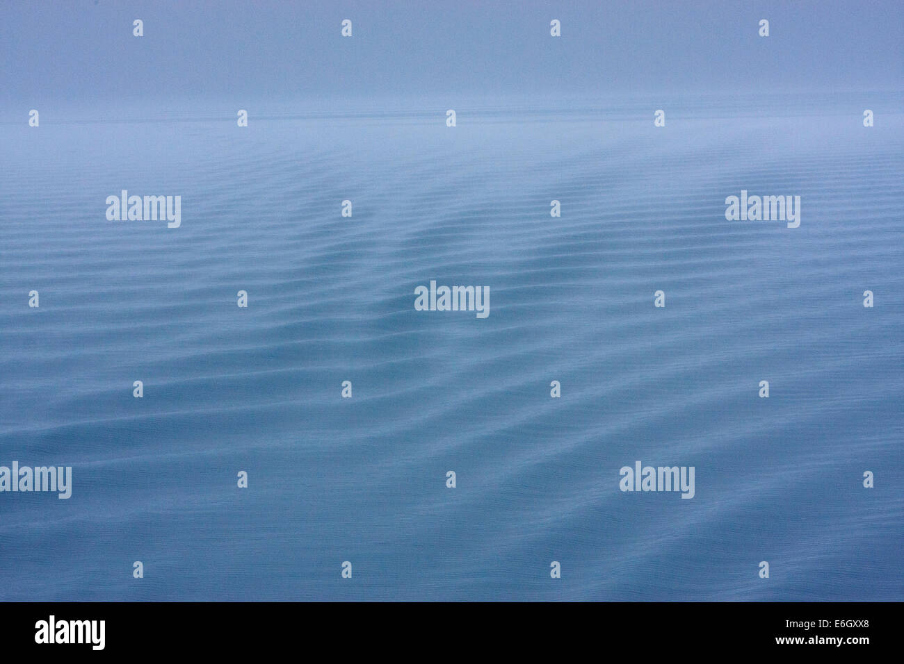 Ganz Meereswellen im Glacier Bay National Park, gesehen von der Norwegian Pearl, einem Kreuzfahrtschiff der Norwegian Cruise Line. Stockfoto