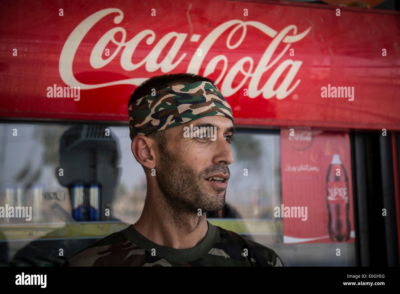 Soldat der Peshmerga kauft Getränke an einer Tankstelle am Ortseingang von Gwer, Irak. Gwer ist eine Stadt, die 35 Kilometer südlich von Erbil, der Hauptstadt der kurdischen Regionalregierung. Nach eine ISIS-Offensive fiel die Stadt auf das Kalifat am 7. August. Es wurde am 10. August von der Peshmerga zurückgenommen. Gwer war seine Bevölkerung geleert, die beschlossen, in der Nähe Erbil oder die Berge fliehen. Es ist derzeit noch leer, da nur ca. 80 Bewohner entschieden haben, zurückzukommen. IS-Kräfte sind noch vorhanden, am Ausgang der Stadt. (Foto von Vianney Le Caer / Pacific Press) Stockfoto