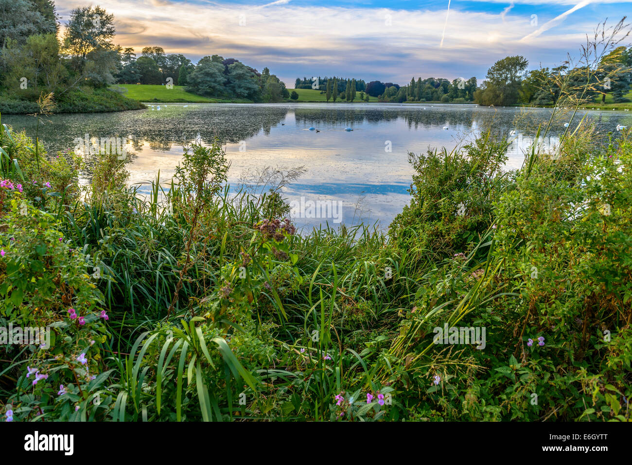 Der See in Blenheim Palace, blauer Himmel mit Wolken bei Sonnenuntergang in Oxfordshire, England Stockfoto