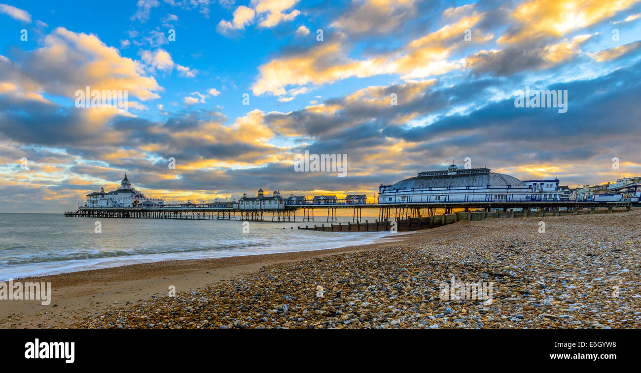 Eastbourne Pier und Strand bei Sonnenuntergang, East Sussex, England, UK Stockfoto