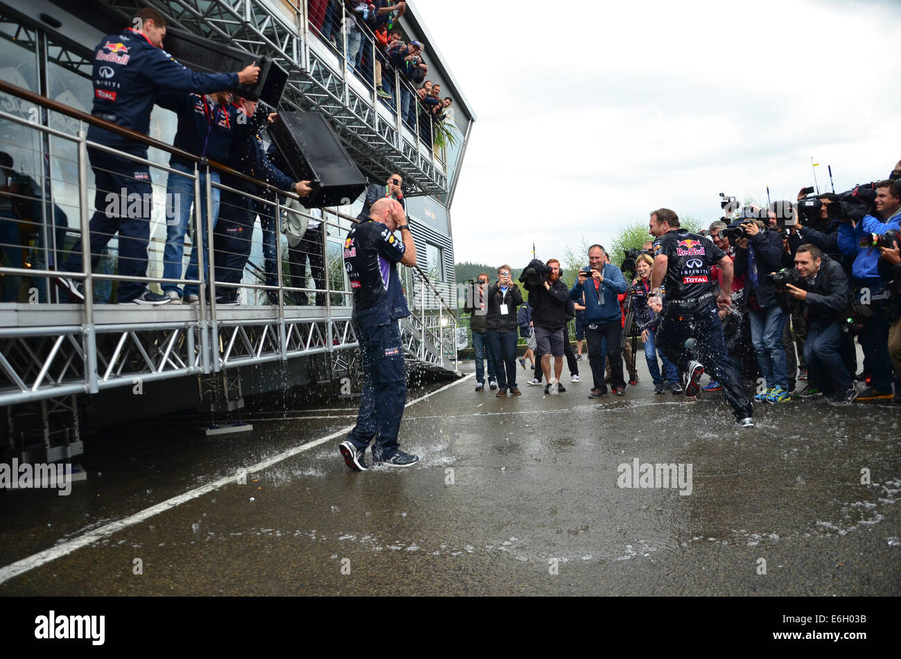 Spa, Belgien. 23. August 2014. Formel 1 Grand Prix von Belgien, Spa-Francorchamps. Adrian Newey, Chefdesigner für Red Bull Racing F1 Team und Christian Horner, Team größten von Red Bull Racing, Teilnahme ALS "Ice Bucket Challenge", durchgeführt durch die beiden Red Bull Racing Teamfahrer Sebastian Vettel (GER) und Daniel Ricciardo (AUS). Bildnachweis: Kevin Bennett/Alamy Live-Nachrichten Stockfoto