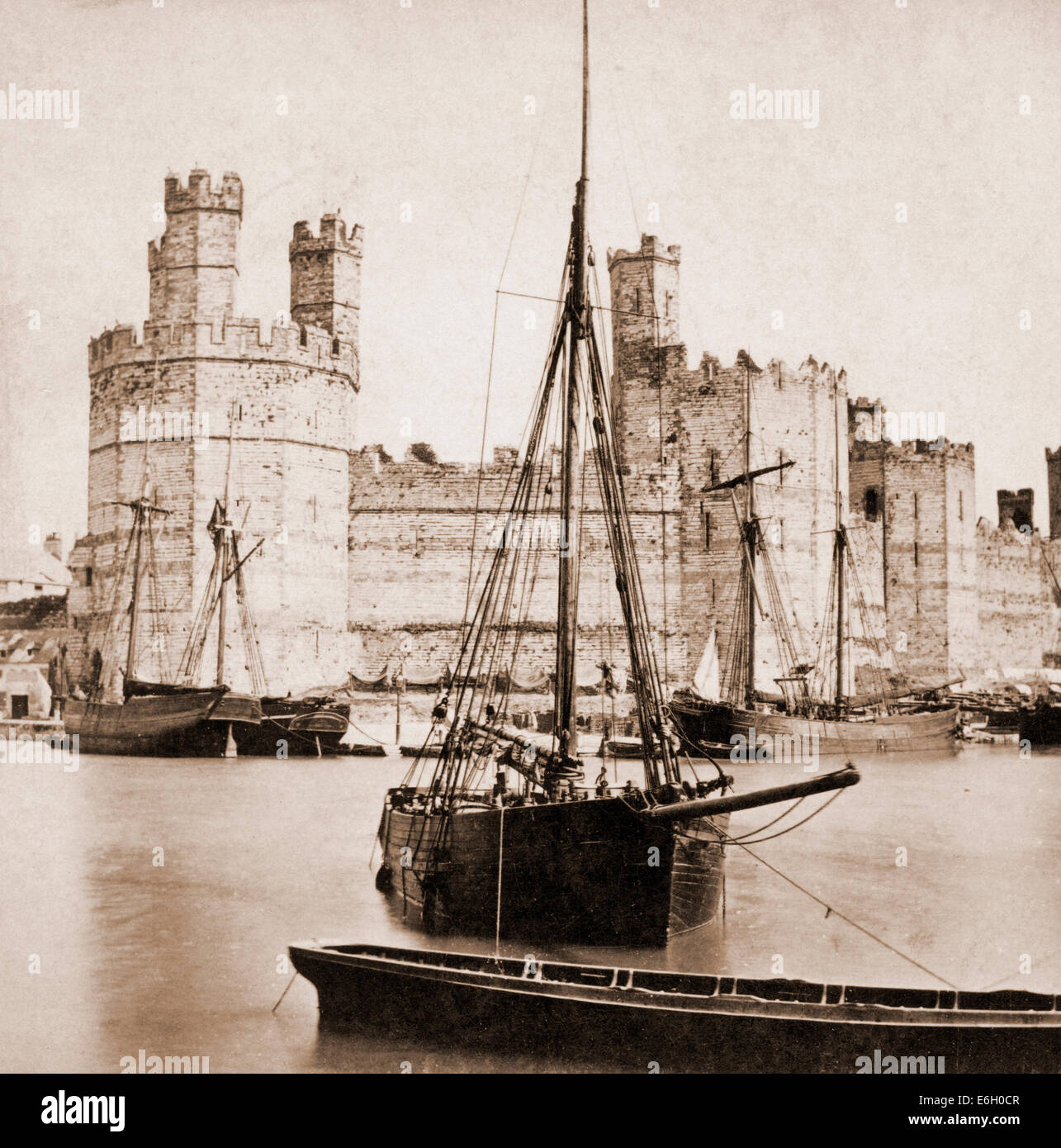 Carnarvon Castle mit der Fähre nähert sich etwa 1870, Wales, UK, von Francis Bedford Stockfoto