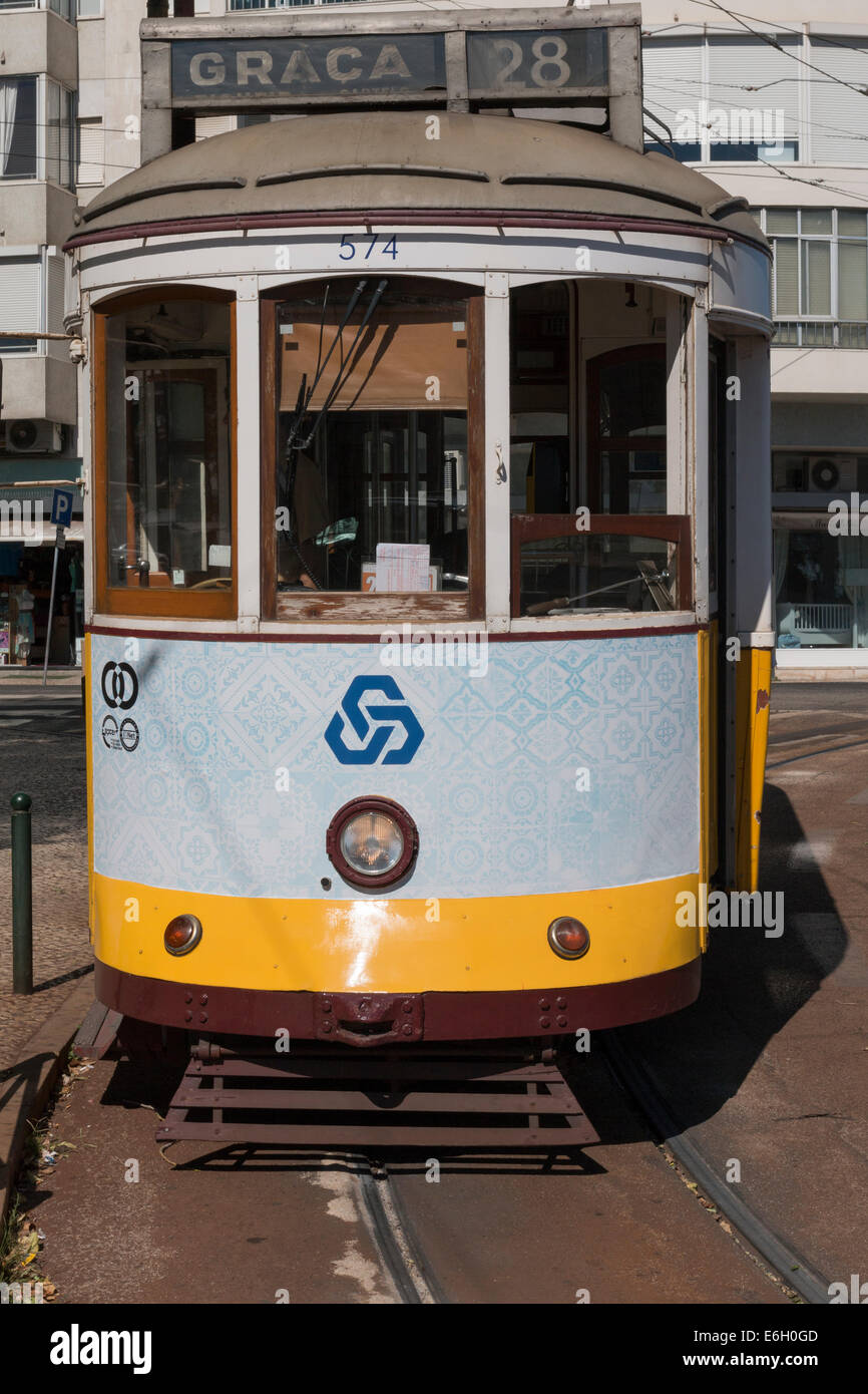 Lissabon, Portugal - 5. August 2014: Traditionellen gelben Straßenbahn Lissabons, Straßenbahnen von allen genutzt werden und halten auch den traditionellen Stil des historischen Zentrum von Lissabon. Stockfoto