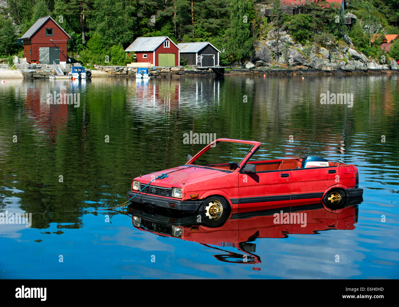 Ein PKW Subaru verwandelte sich in ein Boot auf einem See, Norwegen Stockfoto