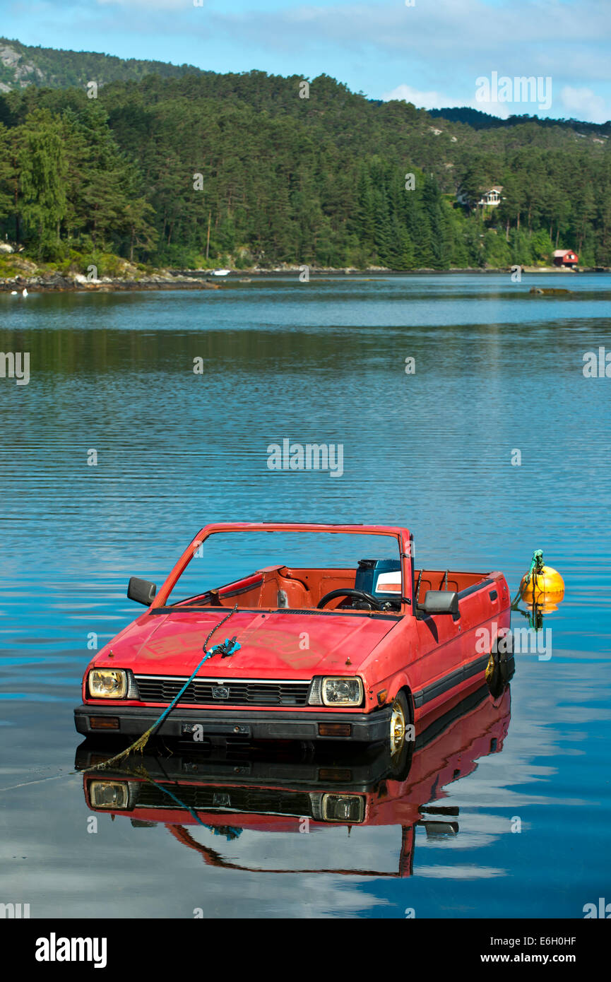 Ein PKW Subaru verwandelte sich in ein Boot auf einem See, Norwegen Stockfoto
