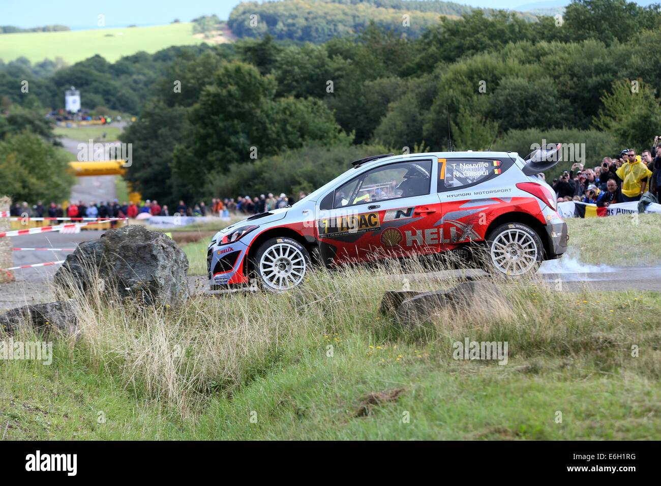 Baumholder, Deutschland. 23. August 2014. Thierry Neuville und Beifahrer Nicolas Gilsoul (beide Belgien) übergeben die Wertungsprüfung der ADAC Rallye Deutschland Teil der WRC-Rallye-Meisterschaft auf dem Truppenübungsplatz in Baumholder, Deutschland, 23. August 2014. Foto: THOMAS FREY/Dpa/Alamy Live News Stockfoto
