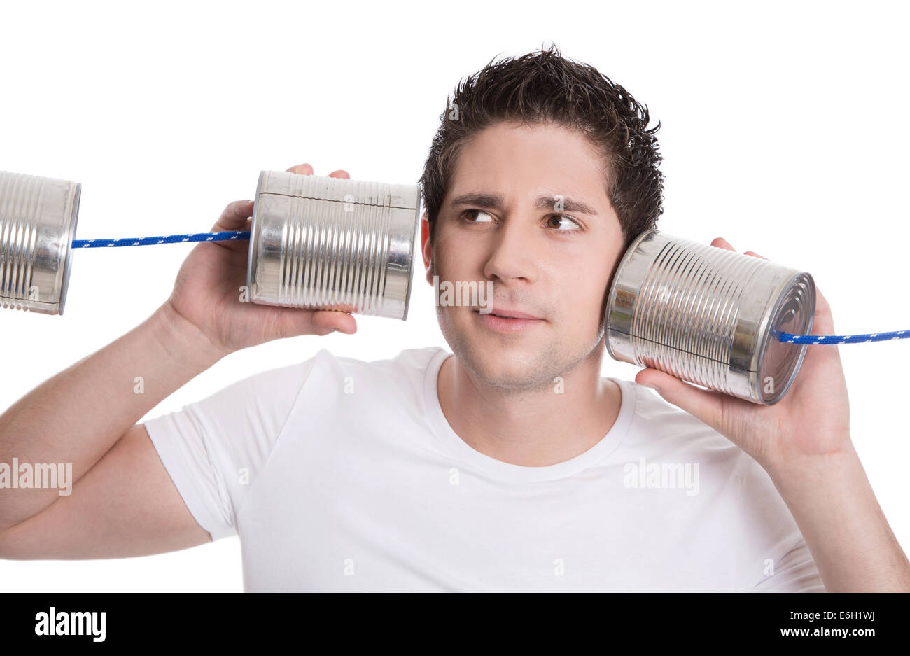 Isolierte junger Mann in weiß Zinn Dose zu halten. Kommunikation oder Entscheidung Konzepte. Stockfoto