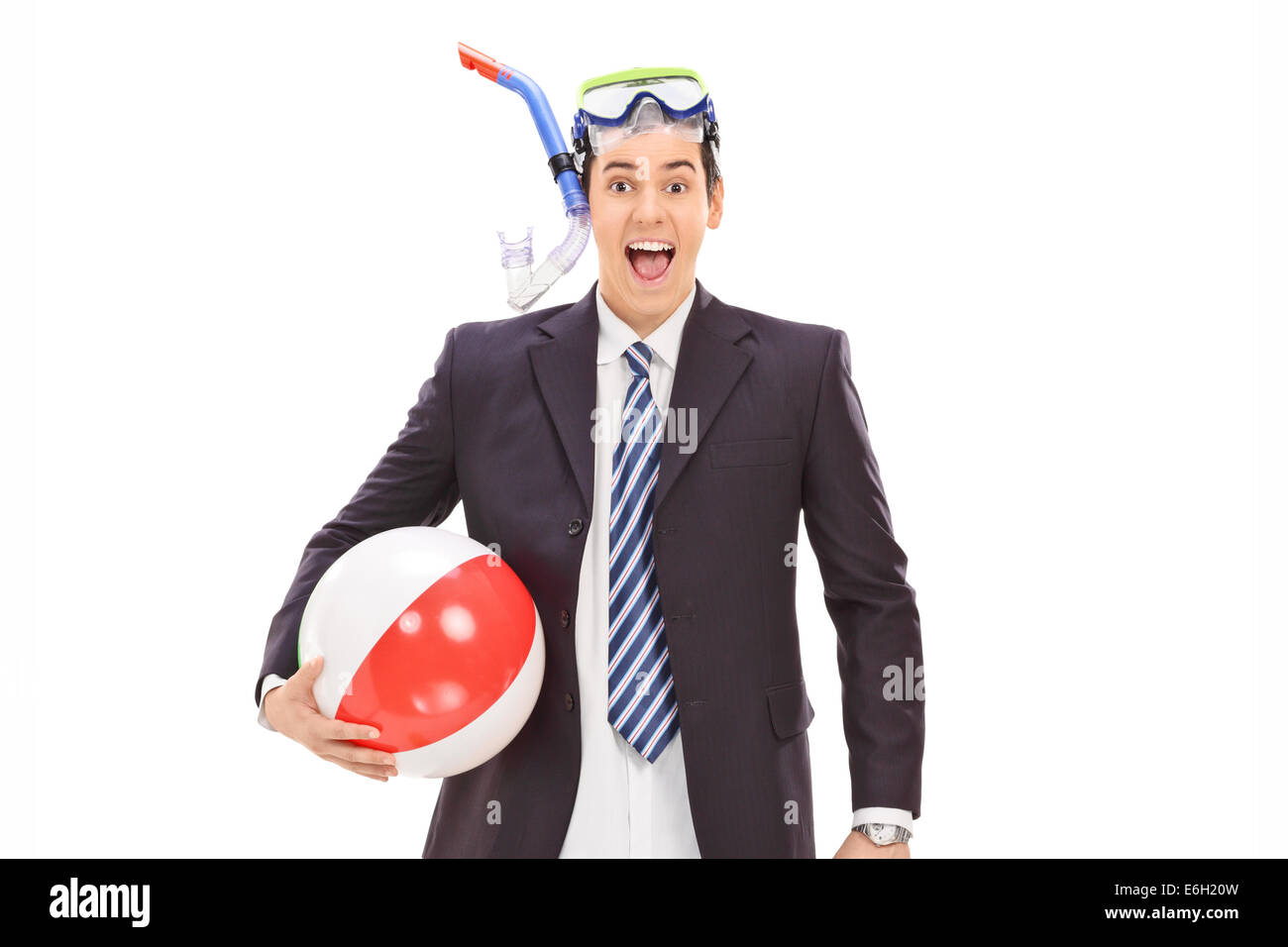 Geschäftsmann mit einer Tauchausrüstung und ein Beach-Ball isoliert auf weißem Hintergrund Stockfoto