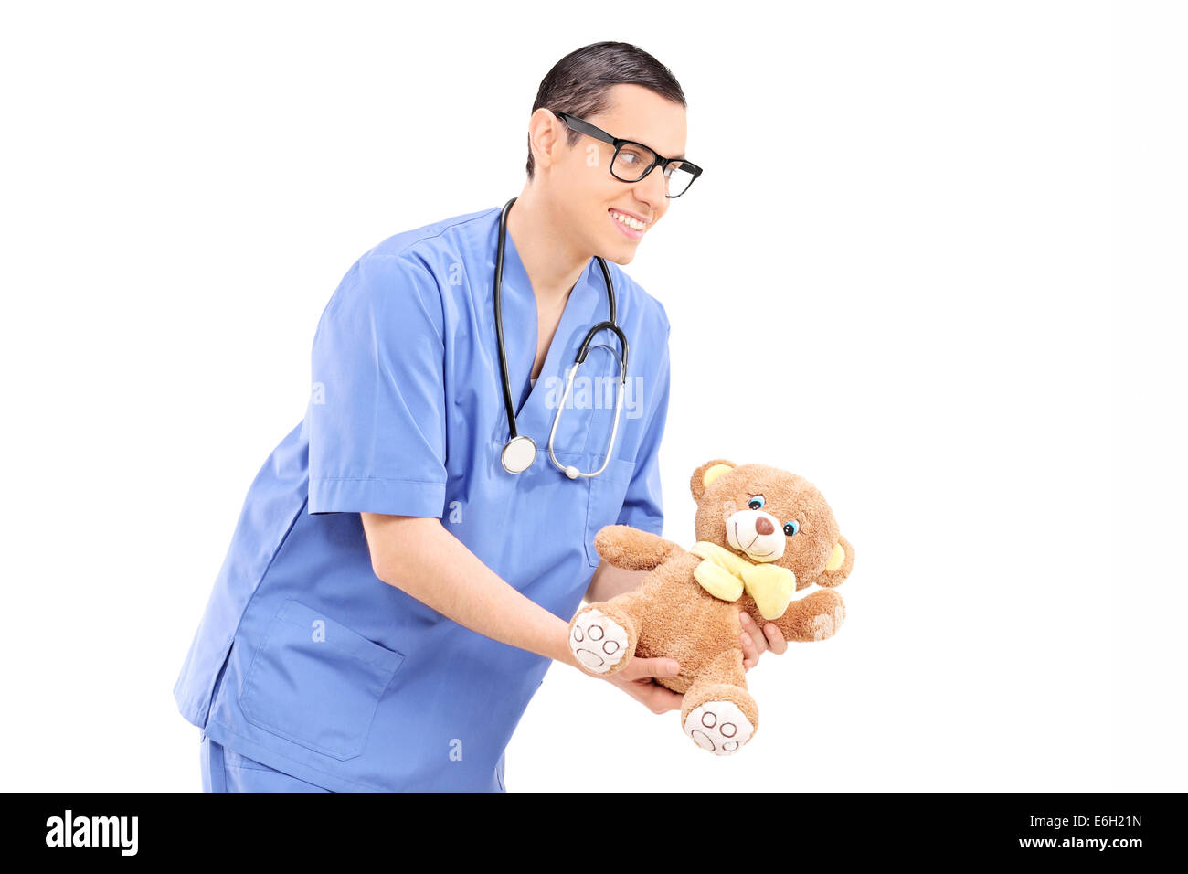 Jungen männlichen Arzt geben einen Teddybär isoliert auf weißem Hintergrund Stockfoto