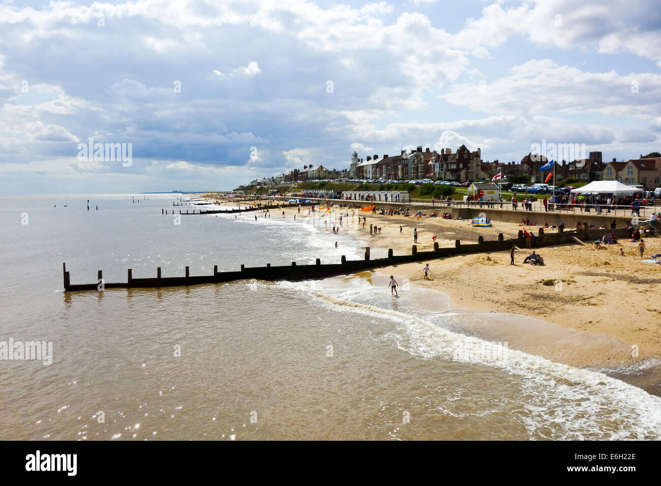 Southwold Strand Stadt Sommer Sonne Menschen Urlauber Stockfoto