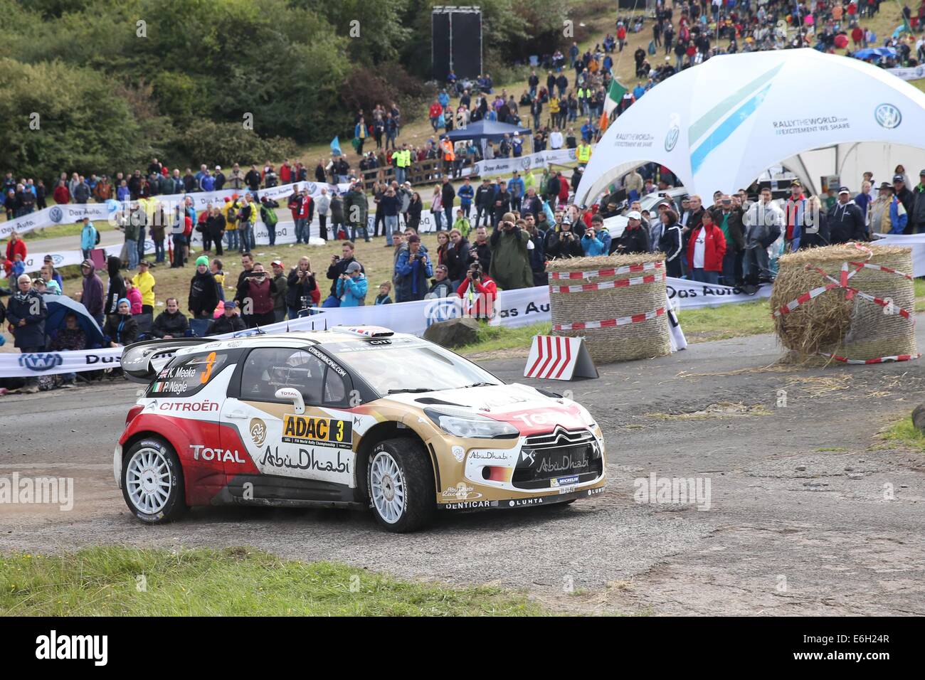 Baumholder, Deutschland. 23. August 2014. Kris Meeke (Großbritannien) und Co-Pilot Paul Nagle (Irland) übergeben die Wertungsprüfung der ADAC Rallye Deutschland Teil der WRC-Rallye-Meisterschaft auf dem Truppenübungsplatz in Baumholder, Deutschland, 23. August 2014. Foto: THOMAS FREY/Dpa/Alamy Live News Stockfoto