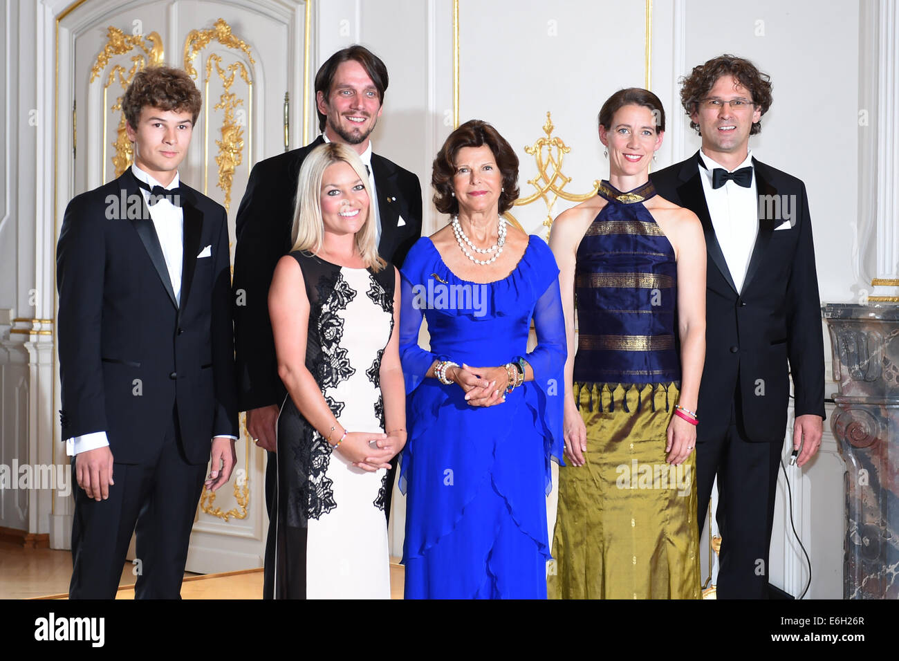 Gräfin Sandra Bernadotte, Graf Bjoern Bernadotte, Königin Silvia von Schweden, Gräfin Bettina Bernadotte, Valentin Haug (L-R) und ihr Ehemann Philipp Haug darstellen im Weißen Saal auf der Insel Mainau am Bodensee (Bayern), Deutschland, 23. August 2014. Foto: FELIX KAESTLE/dpa Stockfoto