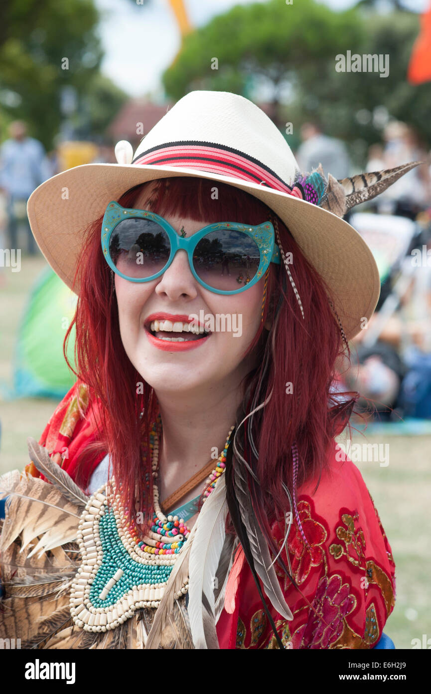 junge Frau mit auffälligen Outfit an die siegreichen Festival 2014 Southsea England uk Stockfoto