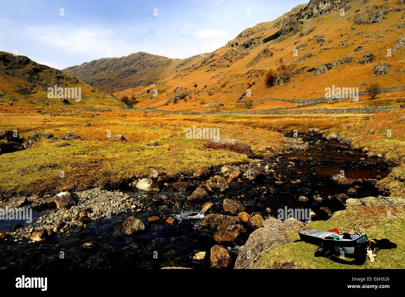 Kamera-Tasche am Ufer Flusses Stockfoto