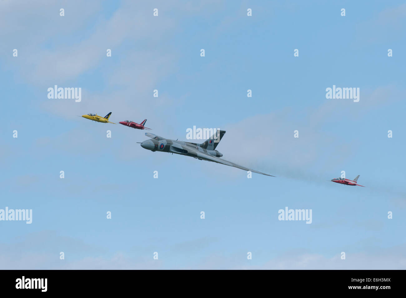 Dunsfold Aerodrome, Surrey UK. 23. August 2014. Die Avro Vulcan Spirit of Great Britain kommt am 10. Dunsfold Flügel und Räder von The Red Mücke Display Team begleitet. Bildnachweis: Malcolm Park Leitartikel/Alamy Live-Nachrichten. Stockfoto