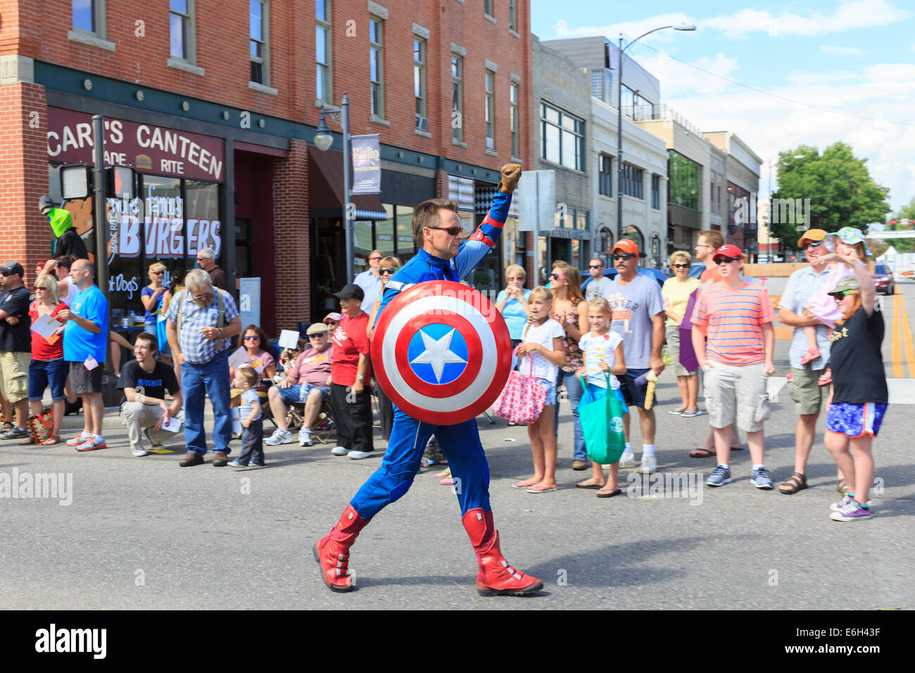 Loveland, Colorado USA - 23. August 2014. Captain America unterhält das Publikum während der jährlichen Parade auf dem altmodischen Mais Braten Festival.  Das Festival ist die älteste Gemeinde in Loveland. Bildnachweis: Ed Endicott/Alamy Live-Nachrichten Stockfoto