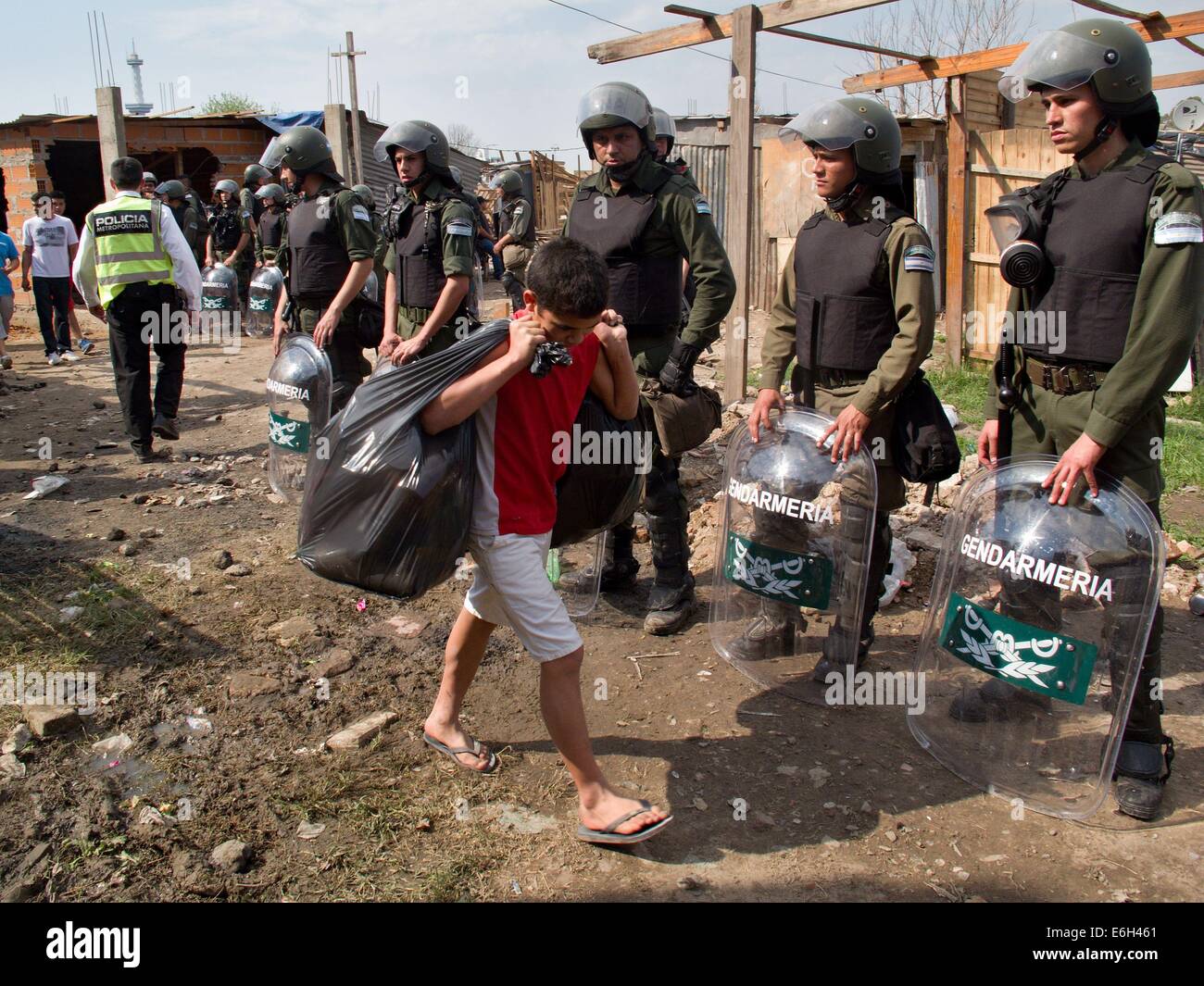 Buenos Aires, Buenos Aires, Argentinien. 23. August 2014. Die Metropolitan Police, unterstützt von der nationalen Gendarmerie vertreiben Hunderte von Familien der Ländereien, die sie im Februar besetzt. Die Siedlung, benannt nach Papst Francis, war nach dem Mord von18 Jahr geräumt alte Melina Lopez, angeblich von Slumbewohnern. © Patricio Murphy/ZUMA Draht/Alamy Live-Nachrichten Stockfoto