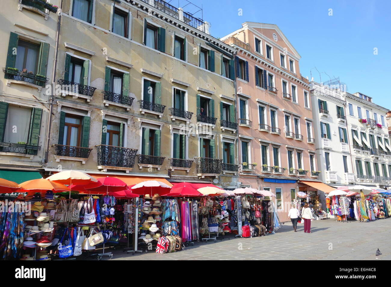 Merchandise-Ständen, an denen waren entlang der Riva Degli Schiavoni in Venedig, Italien Stockfoto