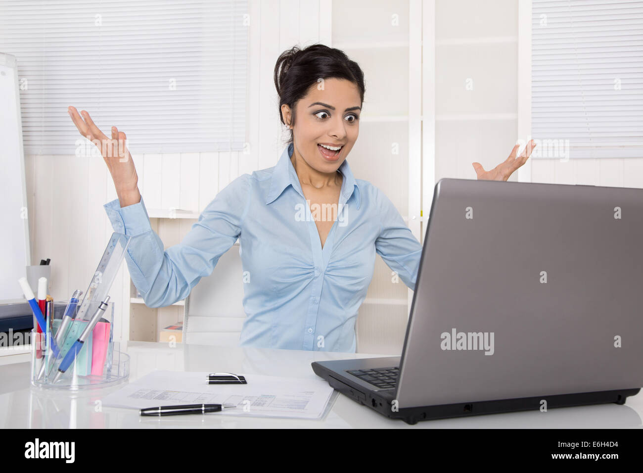 Erfolgreiche glücklich Geschäftsfrau suchen glücklich auf dem Bildschirm eine positive Botschaft zu lesen. Stockfoto