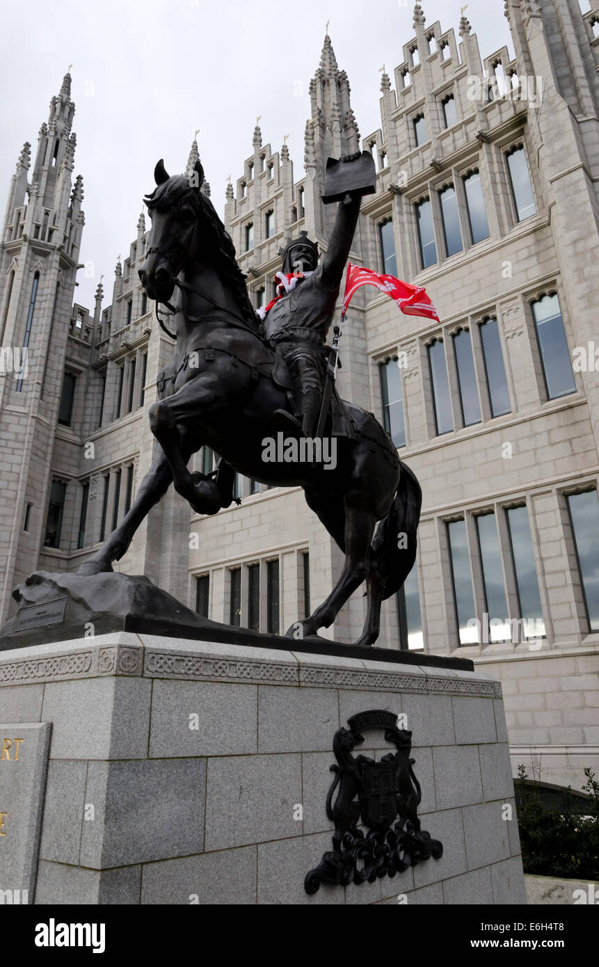 Die Statue von König Robert the Bruce außerhalb Marischal College, jetzt Sitz von Aberdeen City Council, N.E. Schottland. Stockfoto