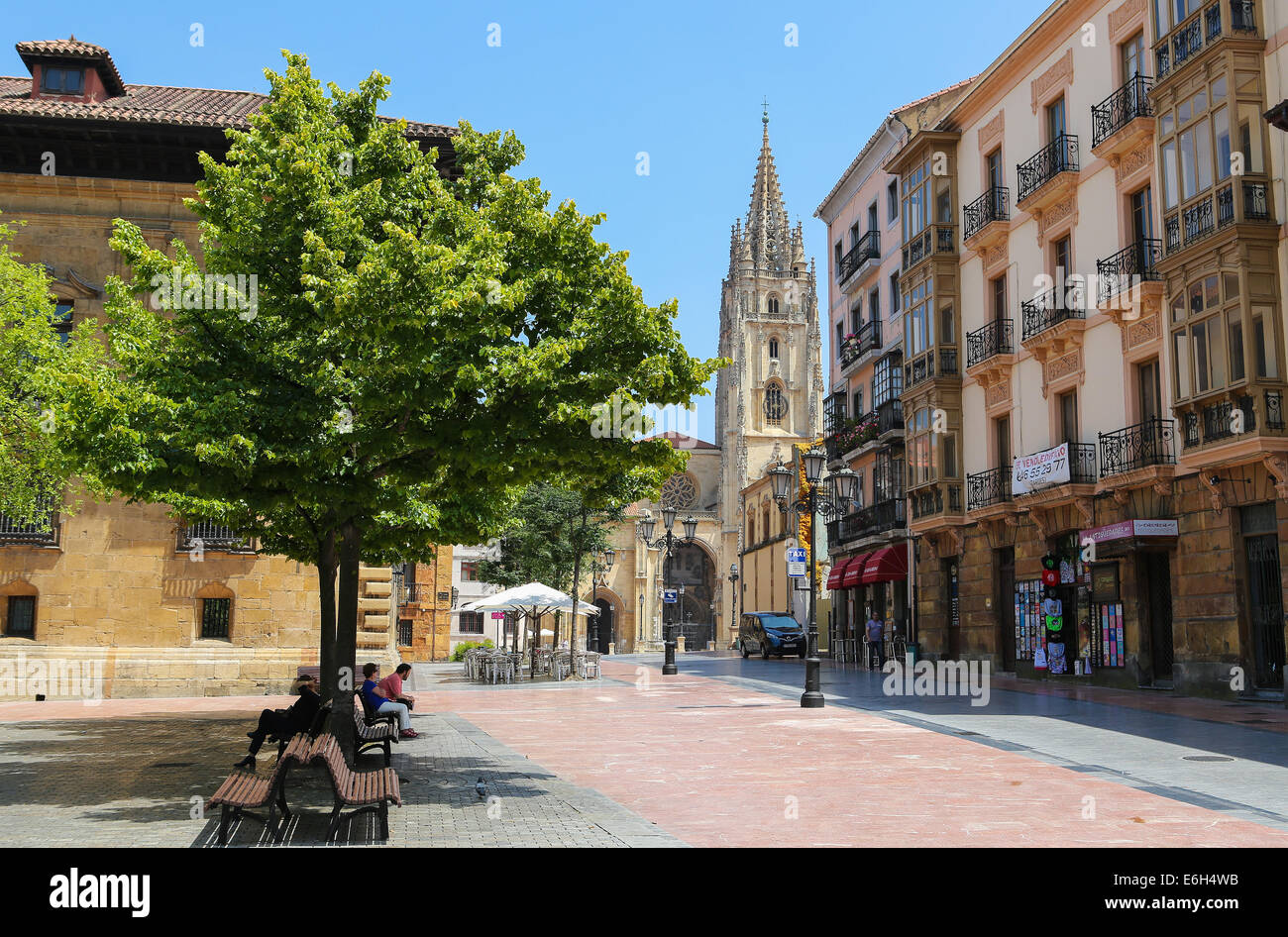 OVIEDO, Spanien - 17. Juli 2014: Marktplatz und Kathedrale von San Salvador in Zentrum von Oviedo, Asturien, Spanien. Stockfoto