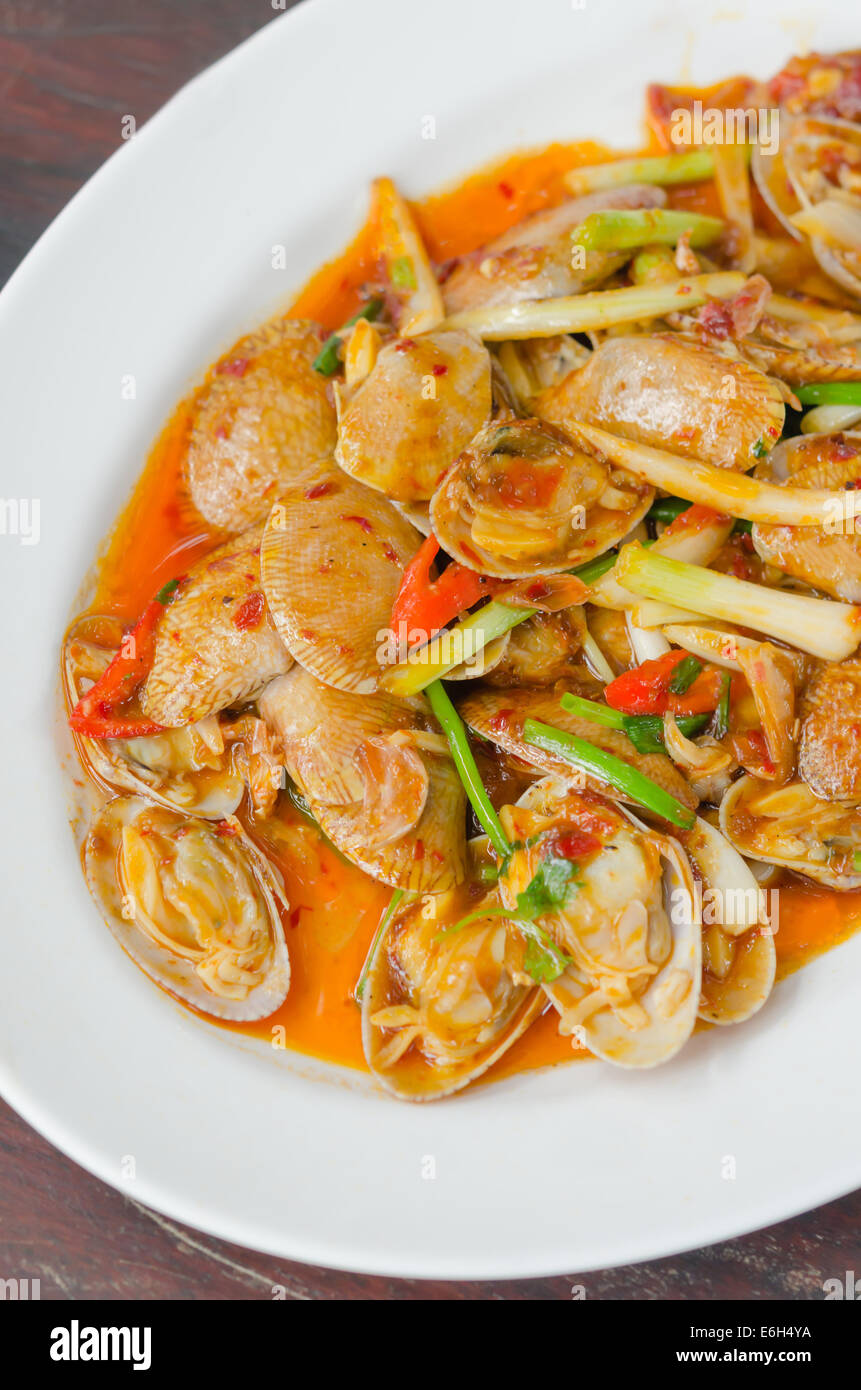 Gebratene Muscheln mit gebratenen Chili-Paste rühren und thai Basilikum Stockfoto