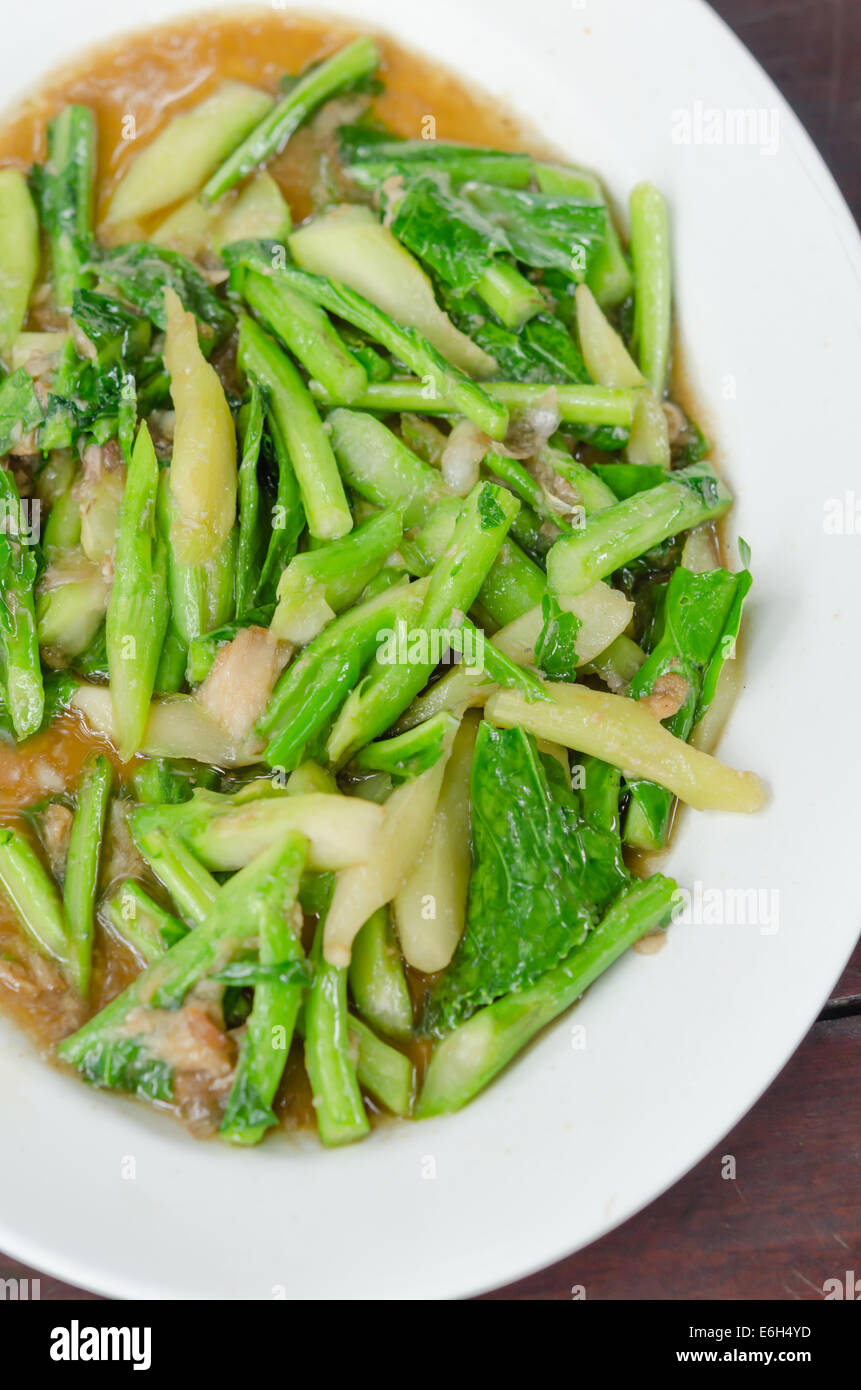 Unter Rühren gebraten Chinesisch Grünkohl mit gesalzenem Fisch Stockfoto