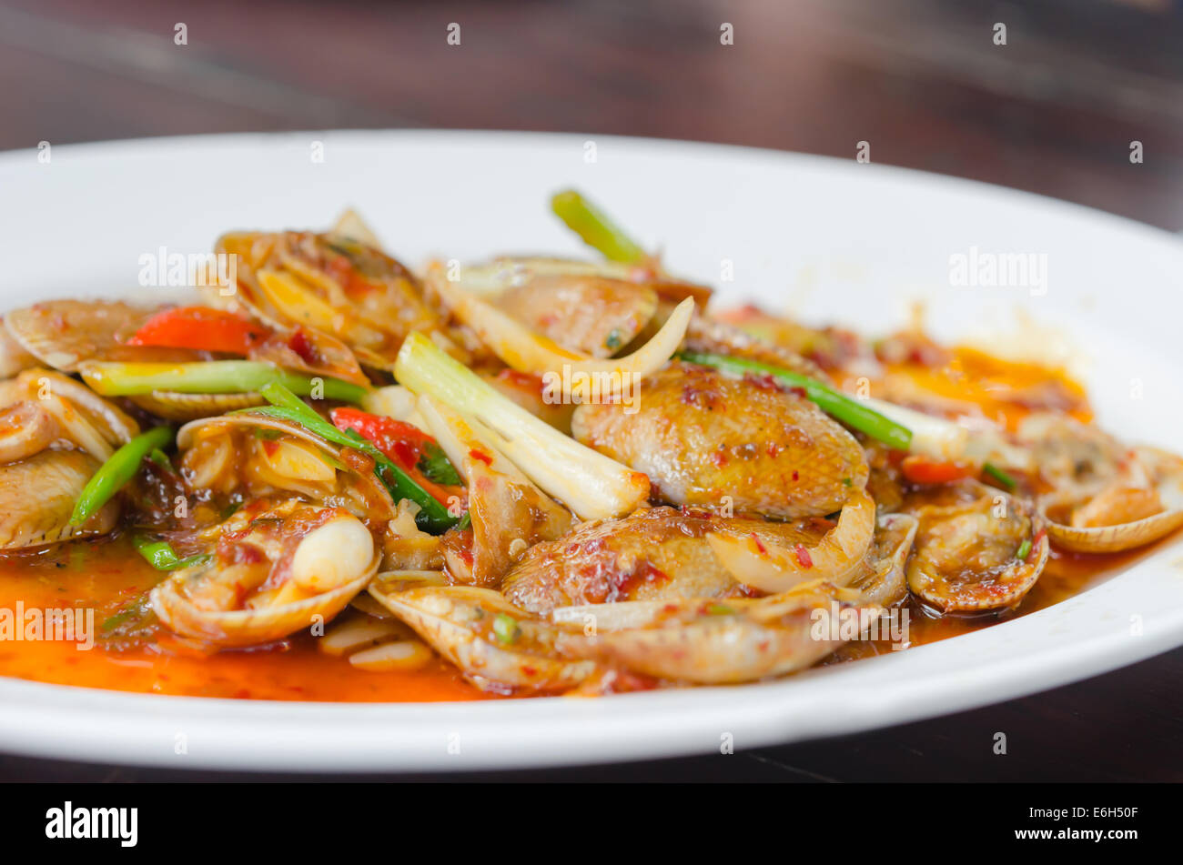 Nahaufnahme, gebratene Muscheln mit gebratenen Chili-Paste rühren und thai Basilikum Stockfoto