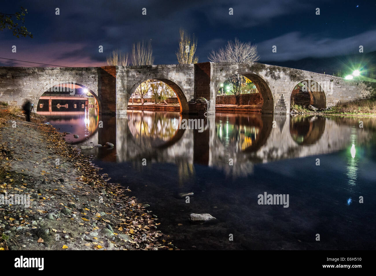 Nacht Schuss einer historischen Brücke Stockfoto