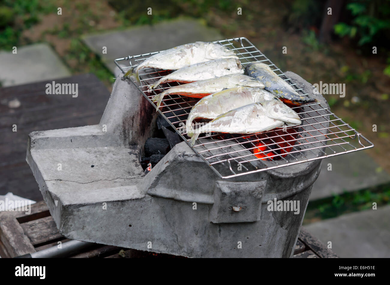Grillen Sie Makrele Fisch auf asiatischen Ofen Stockfoto