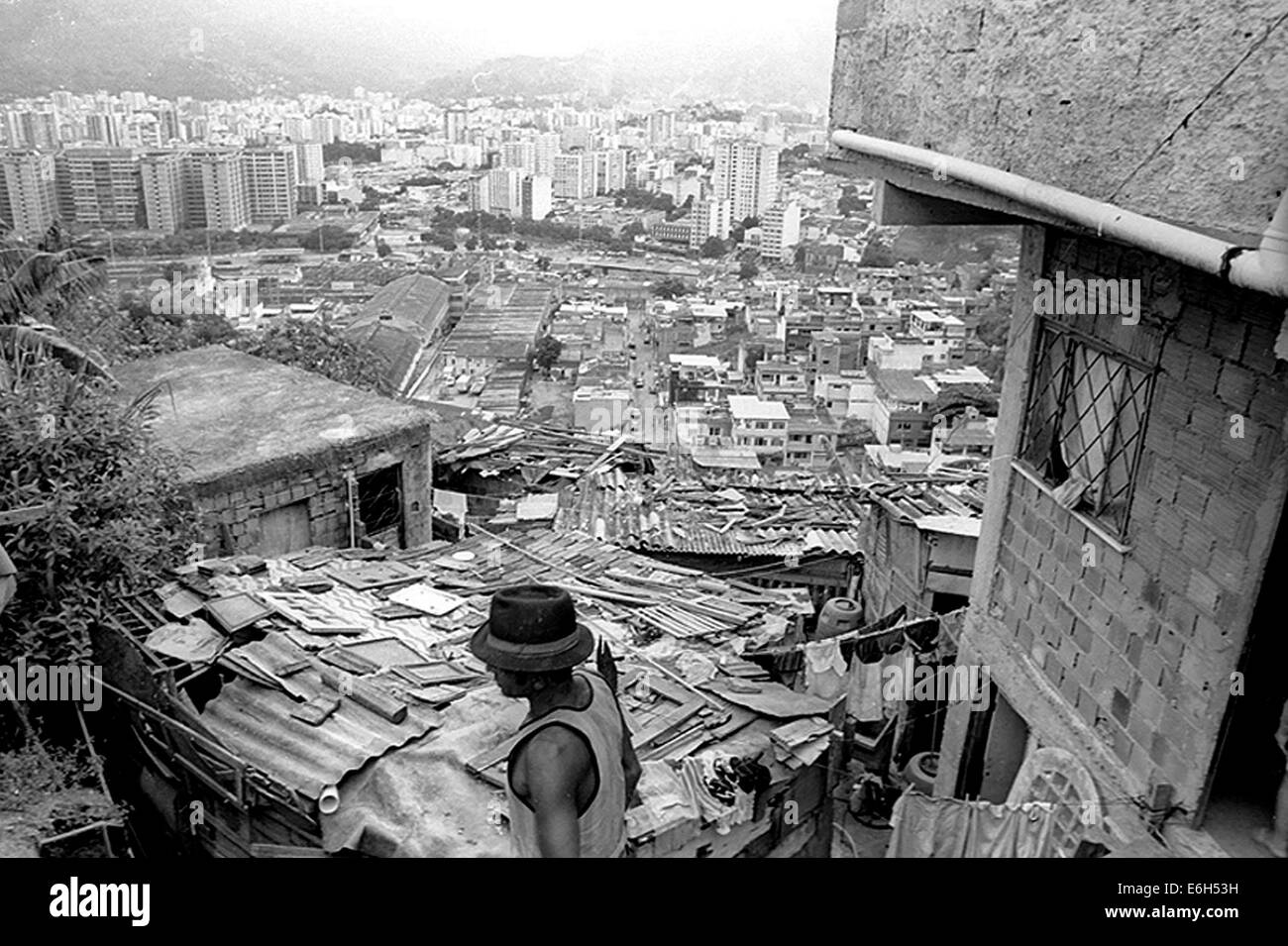 23. Februar 1998 - Rio De Janeiro, Brasilien - ein Blick von der Flavella von Rio der Favela Mangueira, eines ältesten Slums Rios wo alles auf der Straße geht. (Kredit-Bild: © Kirk Kondylen/ZUMA Press) Stockfoto