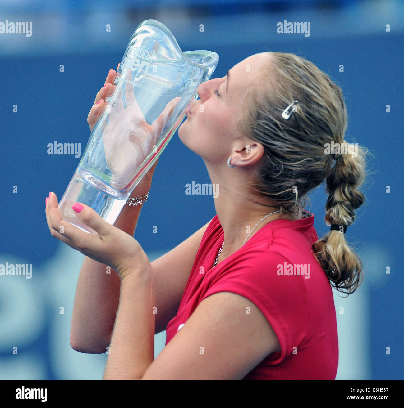 New Haven, CT USA Wimbledonsieger Petra Kvitova (CZE) küsst die Trophäe nach dem Gewinn der Connecticut Open Tennisturnier. Kvitova besiegte Rybarikova 6-2-4,6 um das Turnier zu gewinnen. 22. August 2014. Bildnachweis: Enigma/Alamy Live-Nachrichten Stockfoto