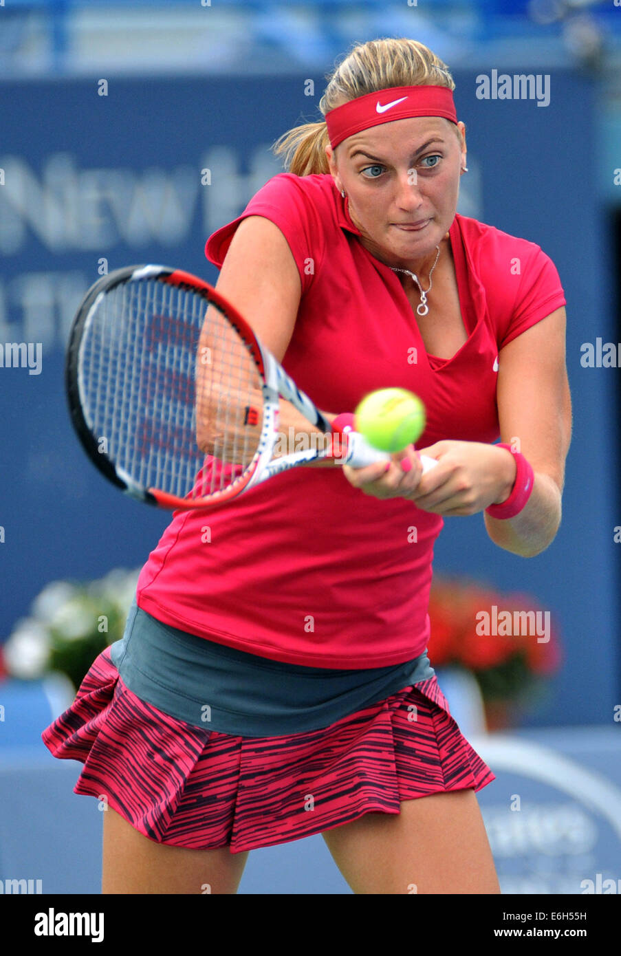 New Haven, CT USA Wimbledonsieger Petra Kvitova (CZE) gibt einen Schuss gegen Magdalena Rybarikova (SVK), während die zweite Gruppe von zurück der Connecticut Open Tennisturnier. Kvitova besiegte Rybarikova 6-2-4,6 um das Turnier zu gewinnen. 22. August 2014. Bildnachweis: Enigma/Alamy Live-Nachrichten Stockfoto