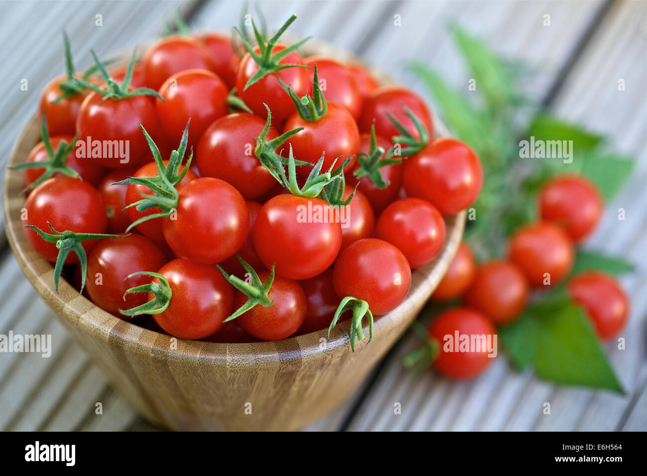 Cherry-Tomaten in einer Holzschale Stockfoto