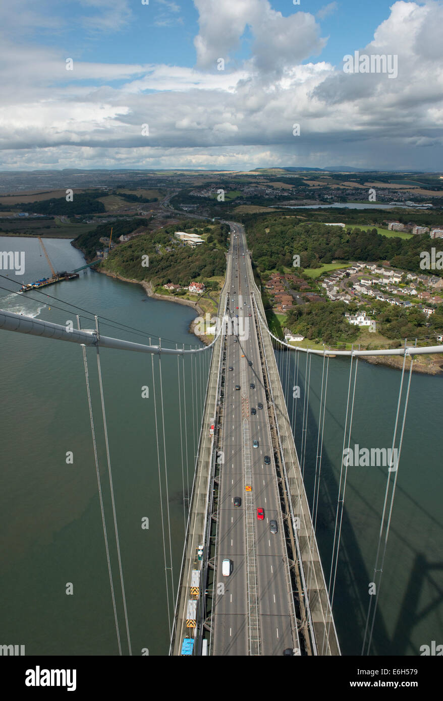 Blick von oben auf die Forth Road Bridge. nach Norden in Richtung North Queensferry und die Landschaft von Fife. Stockfoto