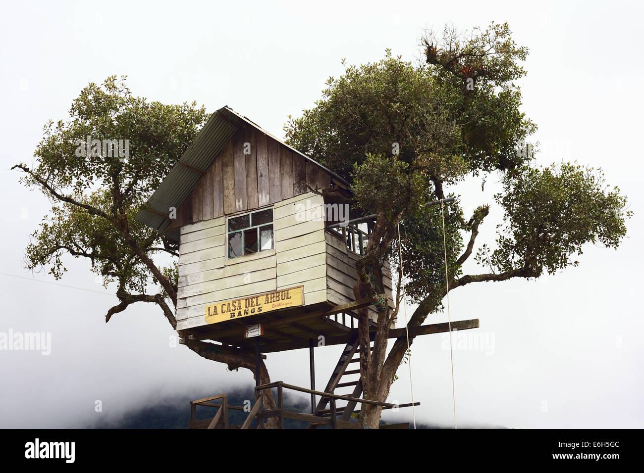 RUNTUN, ECUADOR - 27. Februar 2014: La Casa del Arbol (The Tree House) in der Nähe des kleinen Dorfes Runtun mit Wolken hinter Stockfoto