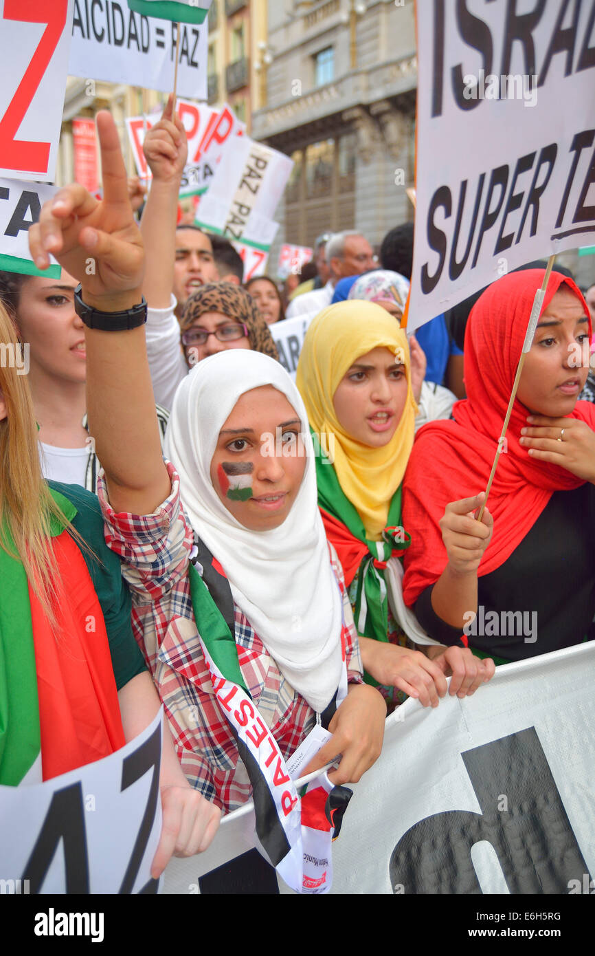 Frauen fordern Frieden und protestieren gegen die israelischen Angriffe im Gazastreifen während einer Demonstration in Madrid am 18. Juli 2014 Stockfoto
