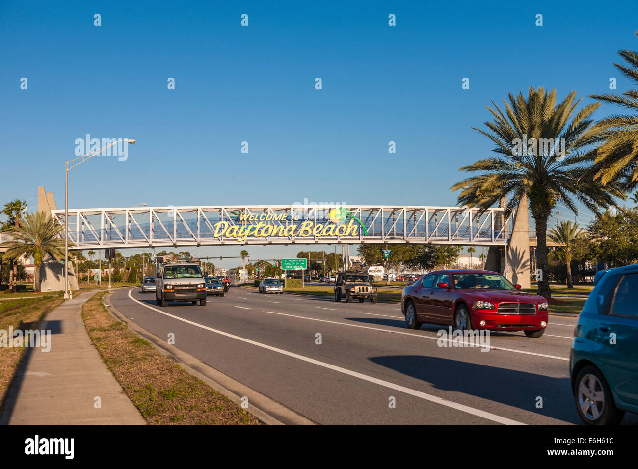 Zeichen auf Stahl Fußgängerbrücke begrüßt Besucher nach Daytona Beach, Florida Stockfoto